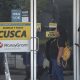 Un grupo de personas fue captado este 15 de junio al hacer fila para ingresar a una agencia de giros de remesas, en San Salvador (El Salvador). EFE/Rodrigo Sura
