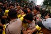 YAKARTA (Indonesia), 12/06/2026.- Estudiantes se enfrentan a la policía durante una protesta en Yakarta, Indonesia, el 12 de junio de 2026.
EFE/EPA/MAST IRHAM