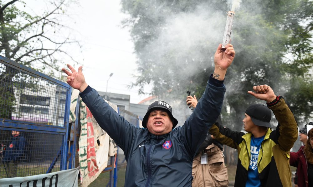 Seguidores del cantante argentino Carlos Alberto 'Indio' Solari asisten a una ceremonia pública para despedir al músico este domingo, en el Polideportivo Municipal Gatica en Avellaneda (Argentina). EFE/ Nehuen Rovediello