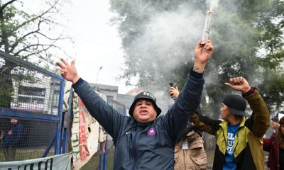 Seguidores del cantante argentino Carlos Alberto 'Indio' Solari asisten a una ceremonia pública para despedir al músico este domingo, en el Polideportivo Municipal Gatica en Avellaneda (Argentina). EFE/ Nehuen Rovediello