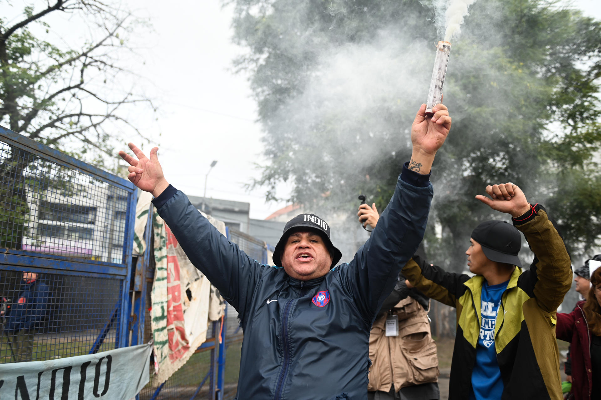 Seguidores del cantante argentino Carlos Alberto 'Indio' Solari asisten a una ceremonia pública para despedir al músico este domingo, en el Polideportivo Municipal Gatica en Avellaneda (Argentina). EFE/ Nehuen Rovediello