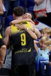 El base brasileño de La Laguna Tenerife Marcelinho Huertas (de espaldas) celebra la victoria al finalizar el tercer encuentro entre Real Madrid y La Laguna Tenerife correspondiente a los cuartos de final de la Liga Endesa, este sábado en Madrid. EFE/ Víctor Lerena
