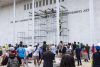 Los espectadores observan cómo los trabajadores se preparan para retirar el nombre del presidente estadounidense, Donald J. Trump, de la fachada del Centro John F. Kennedy para las Artes Escénicas en Washington, DC, EE. UU., el 12 de junio de 2026. EFE/EPA/JIM LO SCALZO
