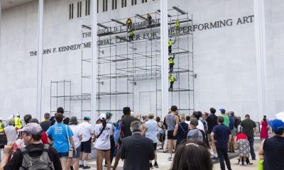 Los espectadores observan cómo los trabajadores se preparan para retirar el nombre del presidente estadounidense, Donald J. Trump, de la fachada del Centro John F. Kennedy para las Artes Escénicas en Washington, DC, EE. UU., el 12 de junio de 2026. EFE/EPA/JIM LO SCALZO