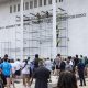 Los espectadores observan cómo los trabajadores se preparan para retirar el nombre del presidente estadounidense, Donald J. Trump, de la fachada del Centro John F. Kennedy para las Artes Escénicas en Washington, DC, EE. UU., el 12 de junio de 2026. EFE/EPA/JIM LO SCALZO