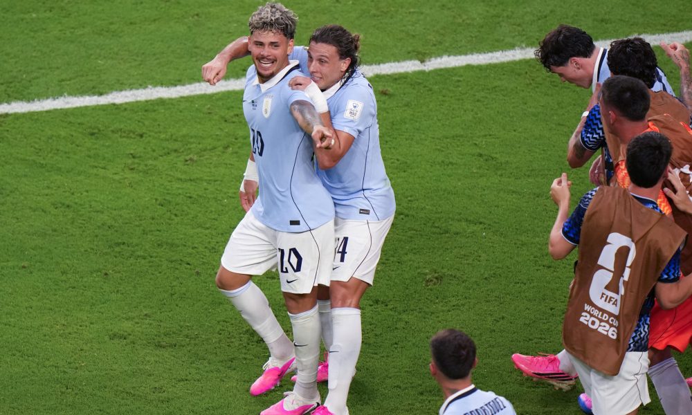 Maxi Araújo (d), de Uruguay, celebra su gol este lunes, que le dio a la Celeste el empate contra Arabia Saudí en un partido del grupo H del Mundial 2026 en el estadio Hard Rock, en Miami. EFE/ Alberto Boal