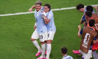 Maxi Araújo (d), de Uruguay, celebra su gol este lunes, que le dio a la Celeste el empate contra Arabia Saudí en un partido del grupo H del Mundial 2026 en el estadio Hard Rock, en Miami. EFE/ Alberto Boal