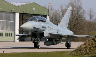 FOTO ARCHIVO. Un avión del escuadrón 73 de las Fuerzas Aéreas alemanas permanece en la base aérea de Rostock-Laage, Alemania, el pasado 3 de Abril de 2009. Los cuatro países que participan en el programa Eurofighter -Alemania, España, Italia y el Reino Unido- firmaron hoy en Heilligenmoos (sur de Alemania) el tercer tramo del contrato para la compra de 112 aviones de caza, por un total de 9.000 millones de euros. Del total de 112 aviones, España adquirirá veinte, por un total de 1.400 millones de euros. EFE/BERND WUESTNECK[***SOLO USO EDITORIAL***]