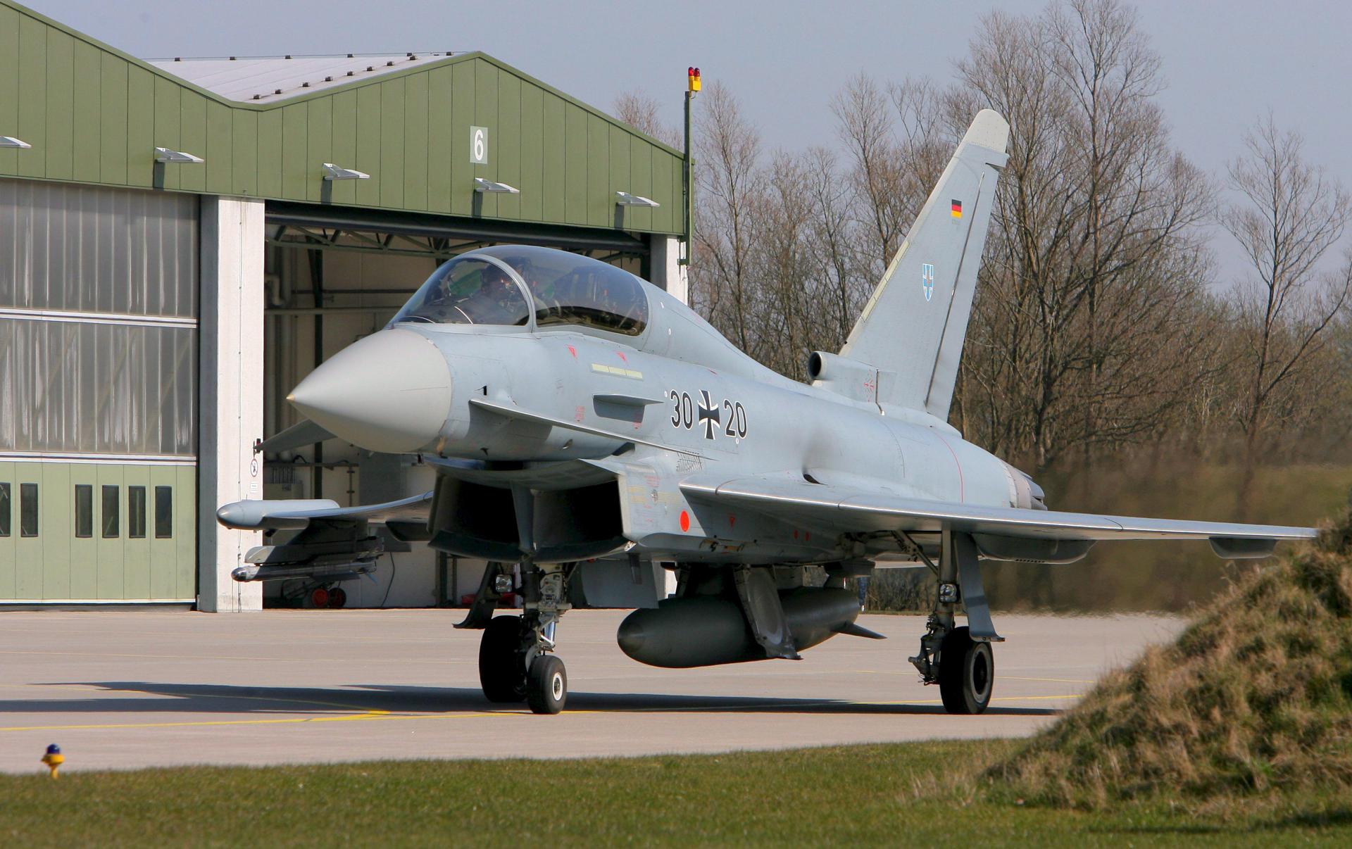 FOTO ARCHIVO. Un avión del escuadrón 73 de las Fuerzas Aéreas alemanas permanece en la base aérea de Rostock-Laage, Alemania, el pasado 3 de Abril de 2009. Los cuatro países que participan en el programa Eurofighter -Alemania, España, Italia y el Reino Unido- firmaron hoy en Heilligenmoos (sur de Alemania) el tercer tramo del contrato para la compra de 112 aviones de caza, por un total de 9.000 millones de euros. Del total de 112 aviones, España adquirirá veinte, por un total de 1.400 millones de euros. EFE/BERND WUESTNECK[***SOLO USO EDITORIAL***]