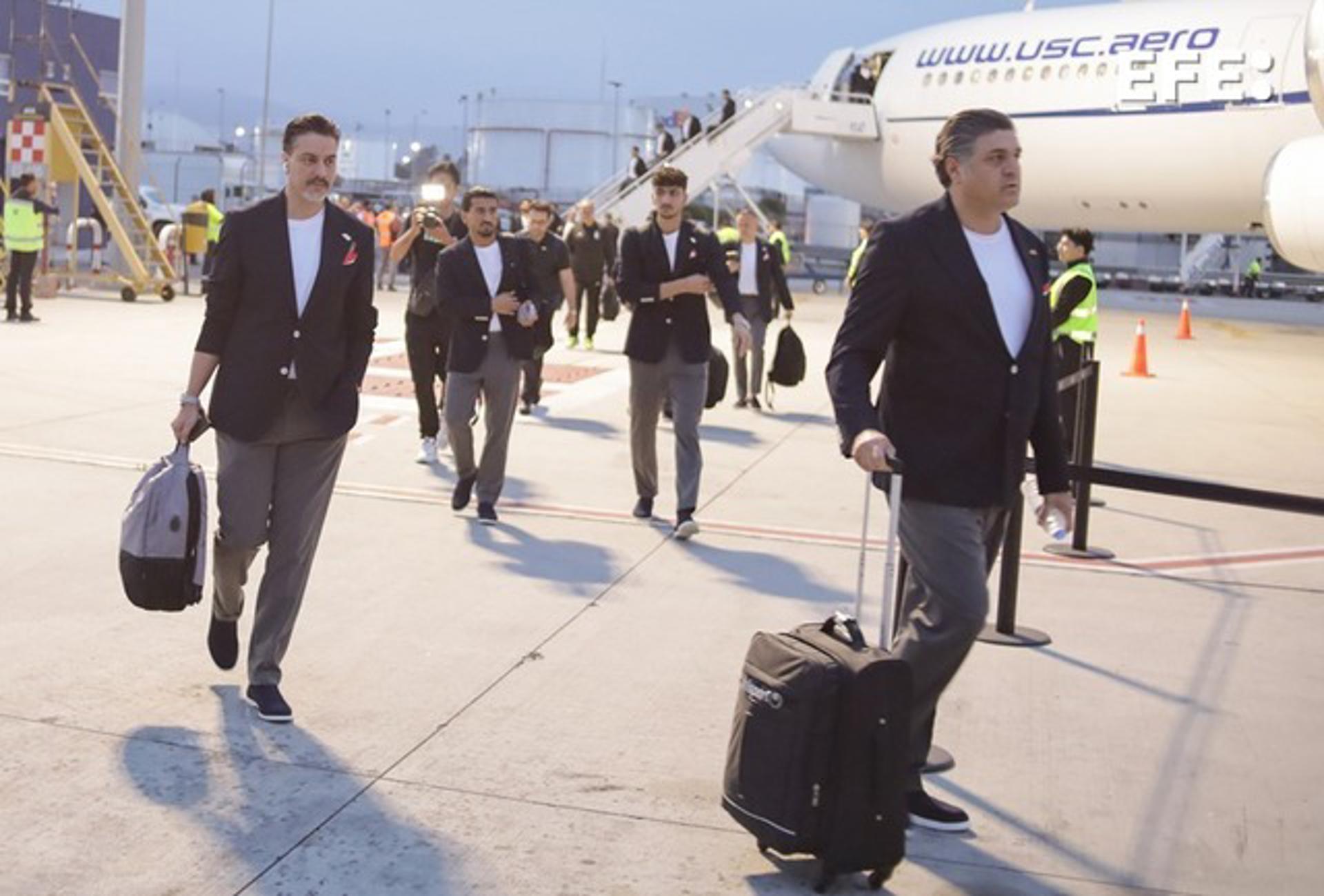 Jugadores de la selección de fútbol de Irán llegan este domingo, al Aeropuerto Internacional de Tijuana (México). EFE/ Joebeth Terríquez