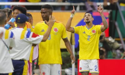 Daniel Muñoz (d) de Colombia celebra un gol este martes, en un partido del grupo K del Mundial de la FIFA 2026 entre Colombia y RD Congo, en el estadio Akron en Guadalajara (México). EFE/ Francisco Guasco