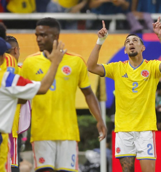 Daniel Muñoz (d) de Colombia celebra un gol este martes, en un partido del grupo K del Mundial de la FIFA 2026 entre Colombia y RD Congo, en el estadio Akron en Guadalajara (México). EFE/ Francisco Guasco