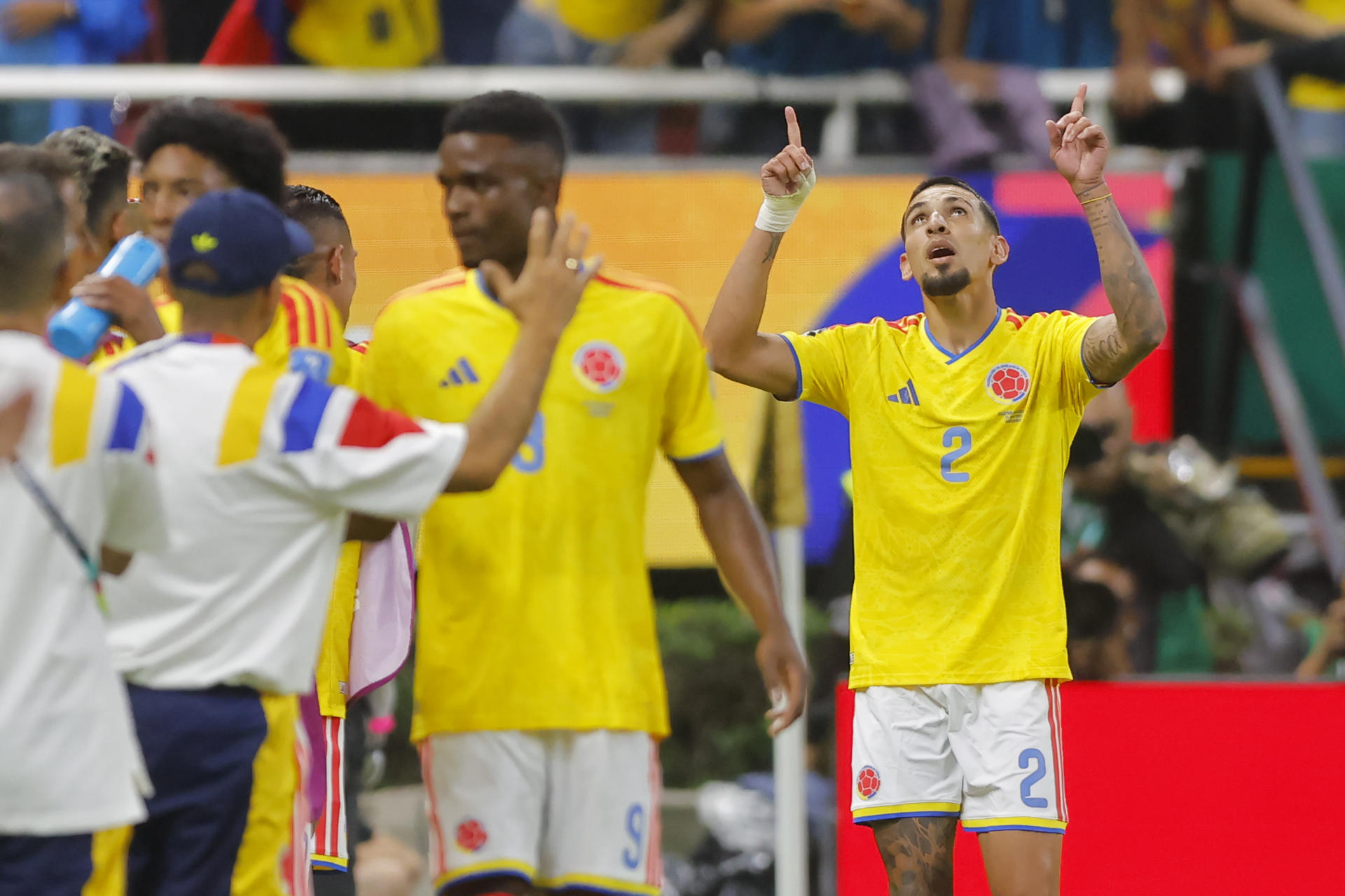 Daniel Muñoz (d) de Colombia celebra un gol este martes, en un partido del grupo K del Mundial de la FIFA 2026 entre Colombia y RD Congo, en el estadio Akron en Guadalajara (México). EFE/ Francisco Guasco