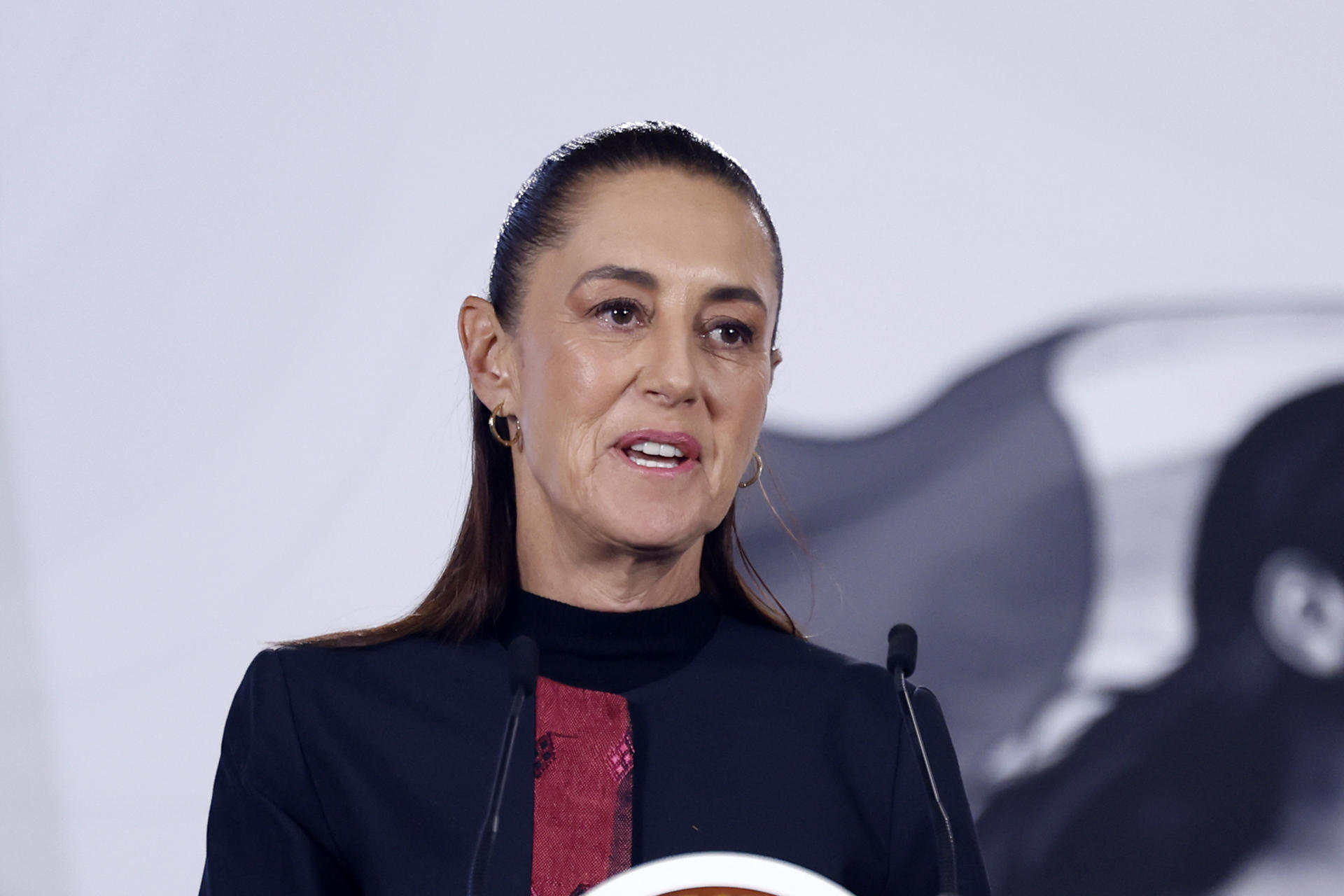 La presidenta de México, Claudia Sheinbaum, habla durante una rueda de prensa este martes en Palacio Nacional de la Ciudad de México (México). EFE/Sáshenka Gutiérrez