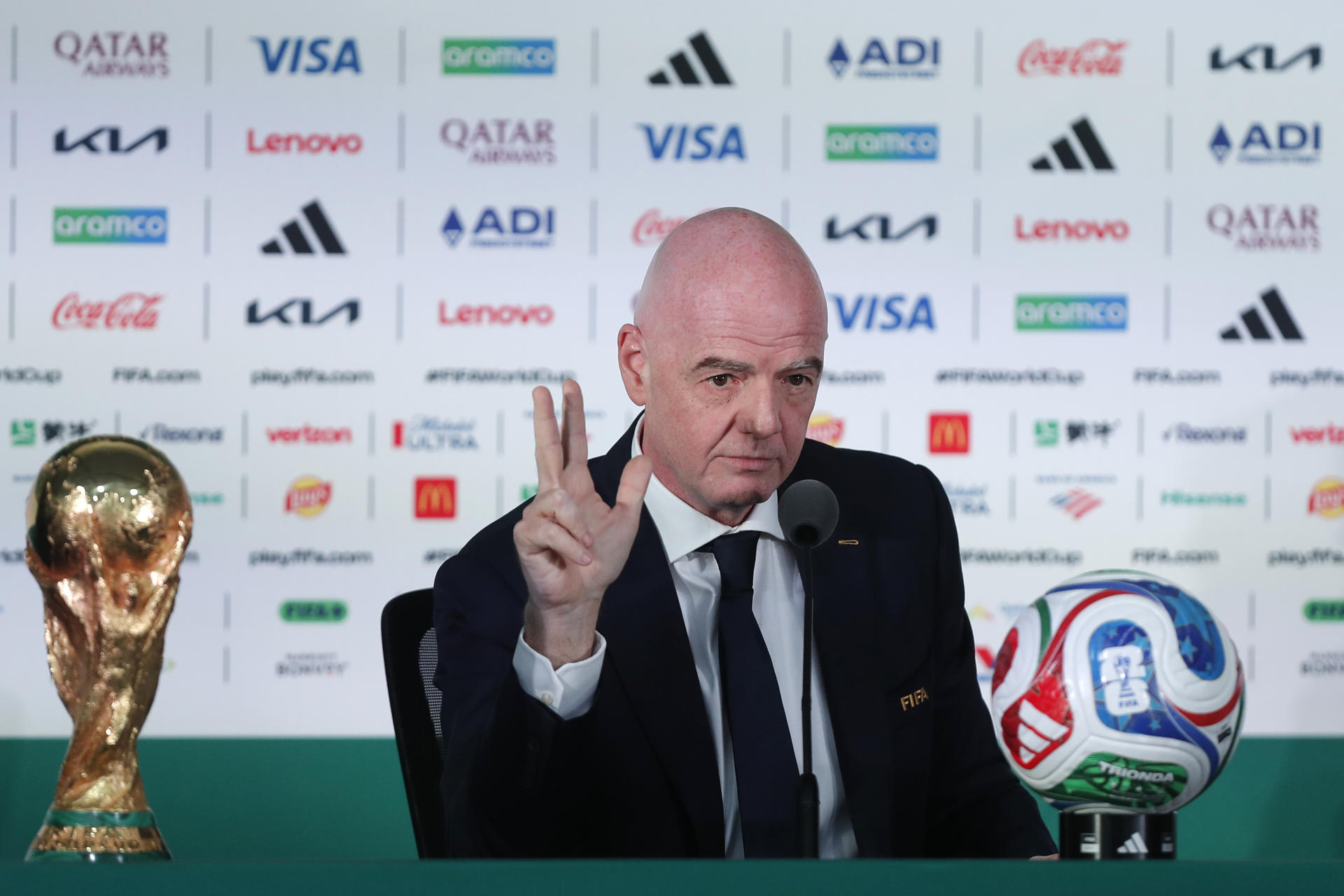 El presidente de la FIFA, Gianni Infantino, reacciona durante una rueda de prensa este miércoles, en Ciudad de México (México). EFE/ Isaac Esquivel