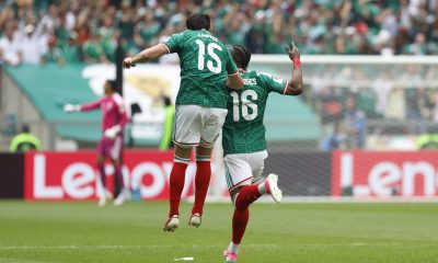 Julián Quiñones (d) de México celebra un gol este jueves, durante un partido del grupo A del Mundial de la FIFA 2026 entre México y Sudáfrica en el estadio Ciudad de México (México). EFE/ Sashenka Gutiérrez