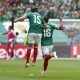 Julián Quiñones (d) de México celebra un gol este jueves, durante un partido del grupo A del Mundial de la FIFA 2026 entre México y Sudáfrica en el estadio Ciudad de México (México). EFE/ Sashenka Gutiérrez
