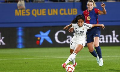 La defensa brasileña del Real Madrid Yasmin Assis (i) lucha con la centrocampista del Fc Barcelona Alexia Putellas en foto de archivo de Quique García. EFE