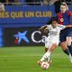 La defensa brasileña del Real Madrid Yasmin Assis (i) lucha con la centrocampista del Fc Barcelona Alexia Putellas en foto de archivo de Quique García. EFE