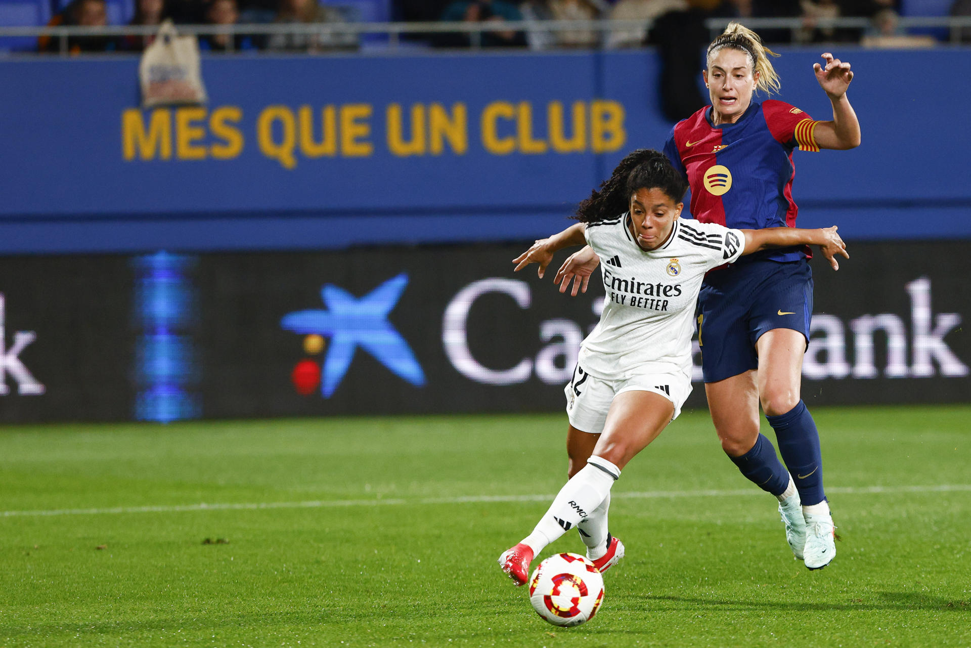 La defensa brasileña del Real Madrid Yasmin Assis (i) lucha con la centrocampista del Fc Barcelona Alexia Putellas en foto de archivo de Quique García. EFE