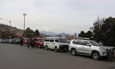 Personas abordo de vehículos hacen fila para comprar combustible este martes, en La Paz (Bolivia). EFE/Luis Gandarillas