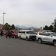 Personas abordo de vehículos hacen fila para comprar combustible este martes, en La Paz (Bolivia). EFE/Luis Gandarillas