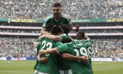Jugadores de la selección de México celebran este jueves la victoria por 2-0 sobre la de Sudáfrica en el Estadio Azteca de Ciudad de México en el partido inaugural del Mundial. EFE/ José Méndez