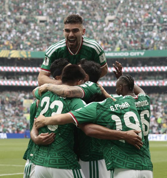 Jugadores de la selección de México celebran este jueves la victoria por 2-0 sobre la de Sudáfrica en el Estadio Azteca de Ciudad de México en el partido inaugural del Mundial. EFE/ José Méndez