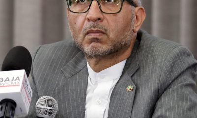 El embajador de Irán en México, Albolfazl Pasandideh (d), fue captado este 6 de junio, durante una conferencia de prensa, en la ciudad de Tijuana (México). EFE/Joebeth Terríquez