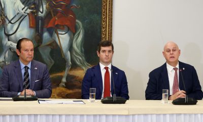 El canciller de Panamá, Javier Martínez-Acha (i), el viceministro de Relaciones Exteriores de Panamá, Carlos Arturo Hoyos Boyd (c) y el viceministro de Asuntos Multilaterales y Cooperación de Panamá, Carlos Guevara-Mann, participan en una rueda de prensa este miércoles, en Ciudad de Panamá (Panamá). EFE/ Carlos Lemos