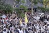 El papa León XIV saluda a los fieles a su llegada a la Plaza de Lima donde presidirá una Vigilia de Oración con jóvenes, este sábado, primero de los seis días que componen su visita oficial a España. EFE/JuanJo Martín