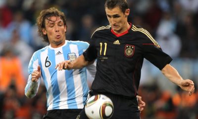 Fotografía de Cézaro De Luca, en la que puede verse en una imagen de archivo del 3 de julio de 2010 al alemán Miroslav Klose (d) y al argentino Gabriel Heinze (i), durante el partido de cuartos de final que enfrentó a ambas selecciones en el Mundial de Sudáfrica 2010. EFE