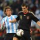 Fotografía de Cézaro De Luca, en la que puede verse en una imagen de archivo del 3 de julio de 2010 al alemán Miroslav Klose (d) y al argentino Gabriel Heinze (i), durante el partido de cuartos de final que enfrentó a ambas selecciones en el Mundial de Sudáfrica 2010. EFE