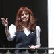 Fotografía de archivo, tomada el pasado 17 de marzo, en la que se captó a la expresidenta argentina Cristina Fernández (2007-2015), al saludar a sus seguidores, desde el balcón de su domicilio, donde cumple una pena de prisión domiciliaria, en Buenos Aires (Argentina). EFE/Nehuen Rovediello