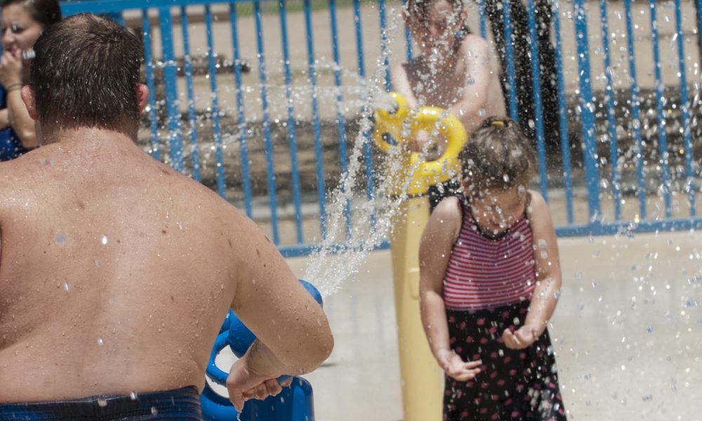Varios niños disfrutan de los chorros de agua en el parque Brandi Fenton de Tucson, Arizona. Imagen de archivo. EFE/Gary M. Williams