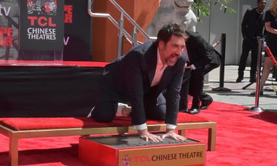 El actor español Javier Bardem toma las huellas de sus manos durante una ceremonia este martes, en el TCL Chinese Theatre de Los Ángeles (EE.UU.) EFE/Mónica Rubalcava