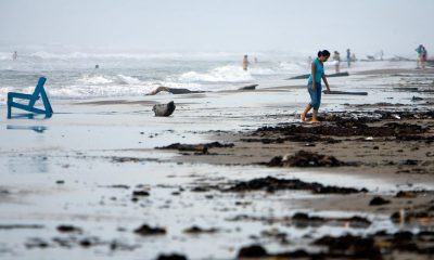 Turistas nacionales se aventuran a adentrase en el mar picado en la Playa Bagdad, 38 kilómetros al este de Matamoros, estado de Tamaulipas (México). EFE/David de la Paz