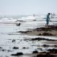 Turistas nacionales se aventuran a adentrase en el mar picado en la Playa Bagdad, 38 kilómetros al este de Matamoros, estado de Tamaulipas (México). EFE/David de la Paz