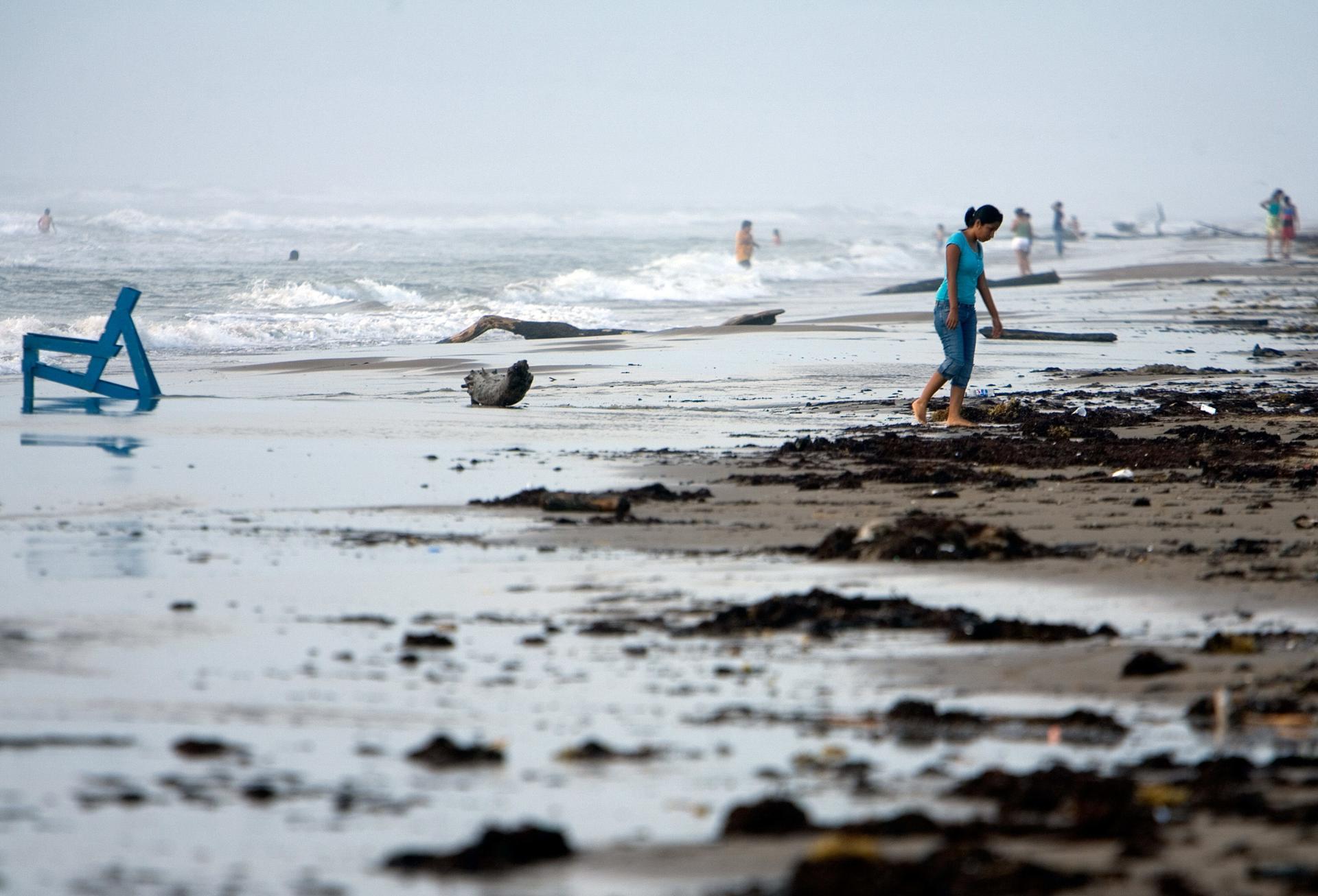Turistas nacionales se aventuran a adentrase en el mar picado en la Playa Bagdad, 38 kilómetros al este de Matamoros, estado de Tamaulipas (México). EFE/David de la Paz