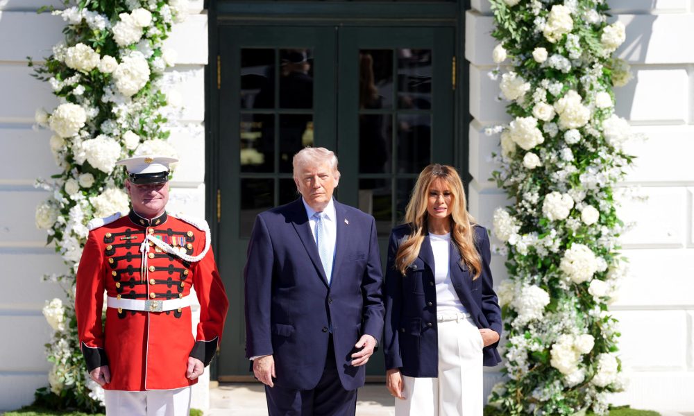 Fotografía de archivo, tomada el pasado 6 de abril, en la que se captó al presidente y la primera dama de Estados Unidos, Donald (c) y Melania Trump, en los jardines de la Casa Blanca, en Washington DC (EE.UU.). EFE/Octavio Guzmán