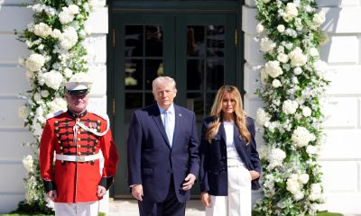 Fotografía de archivo, tomada el pasado 6 de abril, en la que se captó al presidente y la primera dama de Estados Unidos, Donald (c) y Melania Trump, en los jardines de la Casa Blanca, en Washington DC (EE.UU.). EFE/Octavio Guzmán