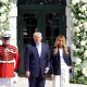 Fotografía de archivo, tomada el pasado 6 de abril, en la que se captó al presidente y la primera dama de Estados Unidos, Donald (c) y Melania Trump, en los jardines de la Casa Blanca, en Washington DC (EE.UU.). EFE/Octavio Guzmán