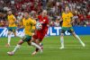 Alessandro Circati (I) de Australia y Baris Alper Yilmaz (C) de Turquía en acción durante la primera mitad del partido de la fase de grupos de la Copa Mundial de la FIFA 2026 entre Australia y Turquía, Vancouver, Canadá. EFE/EPA/BOB FRID