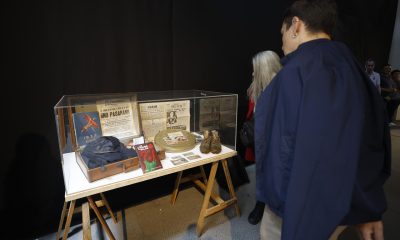 Personas visitan la exposición ‘Cuando España jugó en México’ este miércoles, a la que asistió el presidente de la Real Federación Española de Fútbol (RFEF), Rafael Louzán, en Ciudad de México (México). EFE/ Sáshenka Gutiérrez