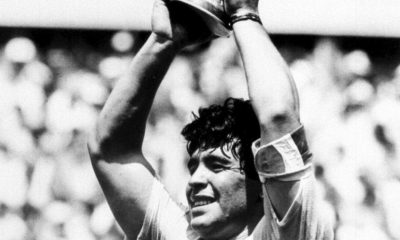 Diego Armando Maradona levanta la Copa del Mundo, la segunda en la historia de Argentina, conquistada en 1986 en México, país donde el diez consagró su calidad, especialmente en el partido de cuartos de final contra Inglaterra en e que dejó para la historia dos perlas:  'el gol del siglo' y el de 'la mano de Dios'. EFE/ EPA/- UK AND IRELAND OUT