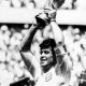 Diego Armando Maradona levanta la Copa del Mundo, la segunda en la historia de Argentina, conquistada en 1986 en México, país donde el diez consagró su calidad, especialmente en el partido de cuartos de final contra Inglaterra en e que dejó para la historia dos perlas:  'el gol del siglo' y el de 'la mano de Dios'. EFE/ EPA/- UK AND IRELAND OUT
