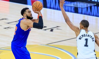 El pívot de los New York Knicks Karl-Anthony Towns (i) tira al aro con la marca del alero de los San Antonio Spurs Victor Wembanyama (d) durante el segundo el partido de las Finales de la NBA entre los San Antonio Spurs y los New York Knicks en San Antonio, Texas (EE.UU.). EFE/ADAM DAVIS PROHIBIDO SU USO EN SHUTTERSTOCK