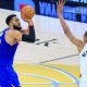 El pívot de los New York Knicks Karl-Anthony Towns (i) tira al aro con la marca del alero de los San Antonio Spurs Victor Wembanyama (d) durante el segundo el partido de las Finales de la NBA entre los San Antonio Spurs y los New York Knicks en San Antonio, Texas (EE.UU.). EFE/ADAM DAVIS PROHIBIDO SU USO EN SHUTTERSTOCK