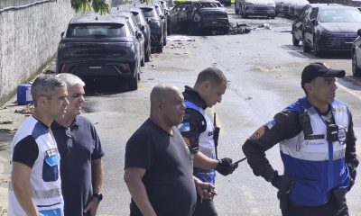 Fotografía cedida este 14 de agosto por Roberta Durço en la que se captó a un grupo de autoridades al revisar la zona donde cayó uno de los dos helicópteros que chocaron en el aire este domingo en Río de Janeiro (Brasil). EFE/Roberta Durço