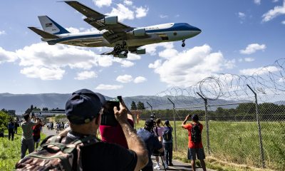 .- El Air Force One, en el que viaja el presidente de EE.UU., Donald Trump, aterriza en el aeropuerto de Ginebra para la cumbre del G7 de Evian, en Ginebra (Suiza), el 15 de junio de 2026. La cumbre está prevista del 15 al 17 de junio en la cercana Evian (Francia). (Francia, Suiza, Ginebra) EFE/EPA/JEAN-CHRISTOPHE BOTT